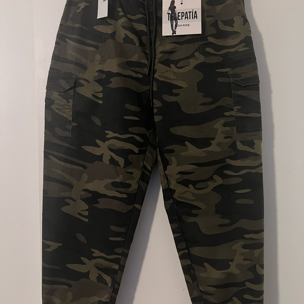 BNWT Telepatia Brand Camo Cargo Jogger Pants - Olive & Black